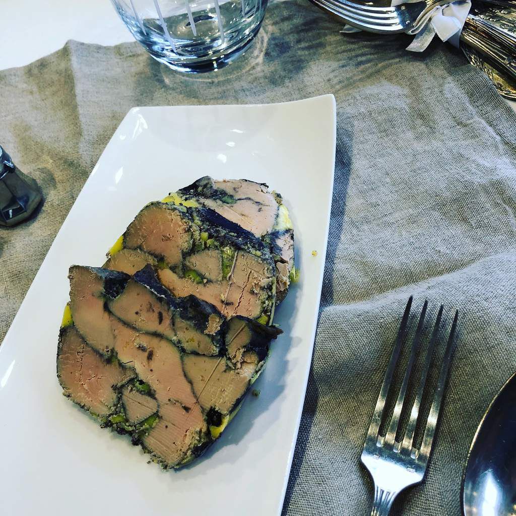 foie gras cuit dans un vin rouge aux épices 