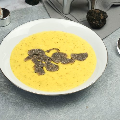 Brouillade aux truffes recettes assiette de brouillade aux truffes avec des tranches de truffe