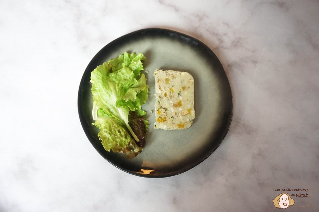 assiette avec salade verte et tranche de terrine de roquefort