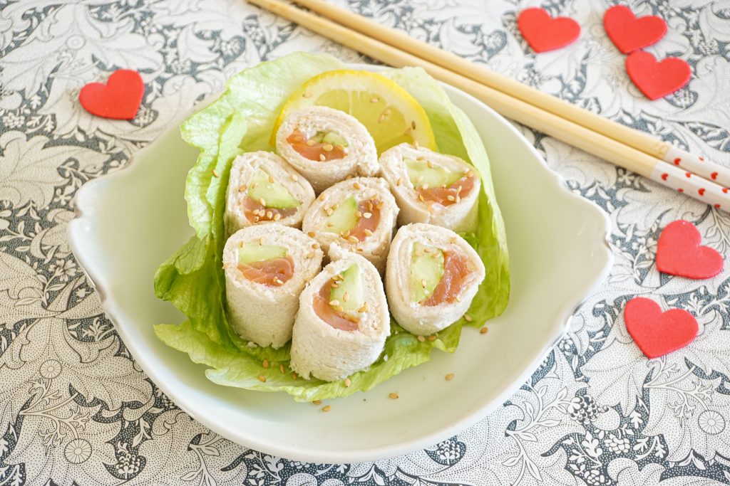 Apéritif de noel - 17 recettes apero makis de pain de mie au saumon