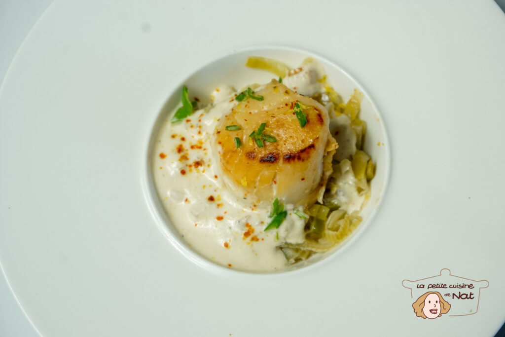 Noix de Saint-Jacques à la crème et fondue de poireaux recettes noix de Saint-Jacques à la crème et fondue de poireaux