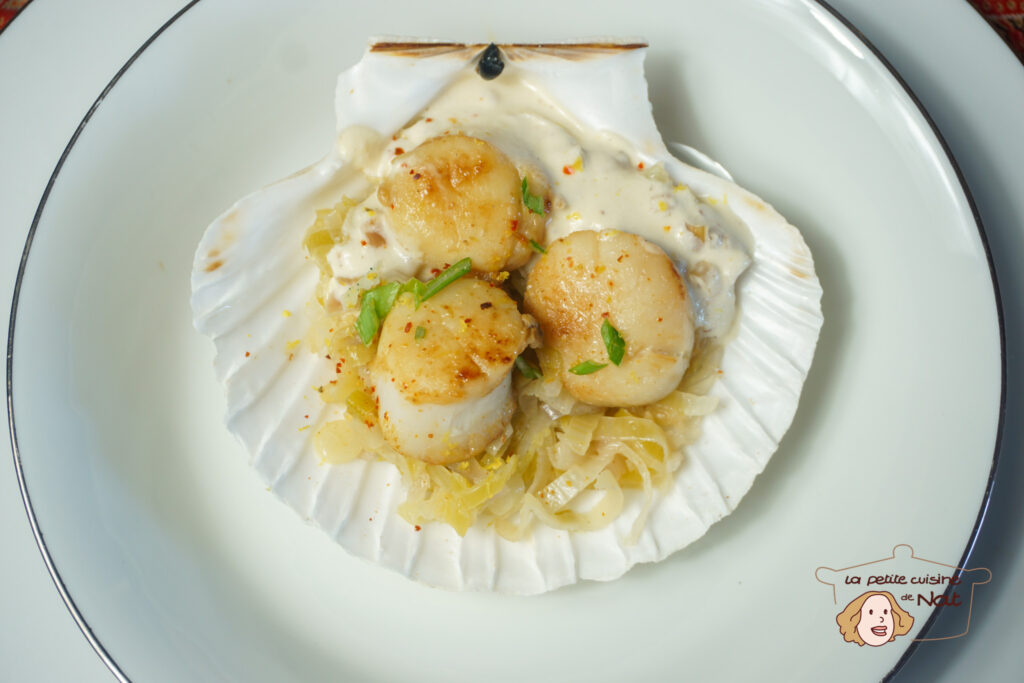 Noix de Saint-Jacques à la crème et fondue de poireaux recettes noix de Saint-Jacques à la crème et fondue de poireaux
